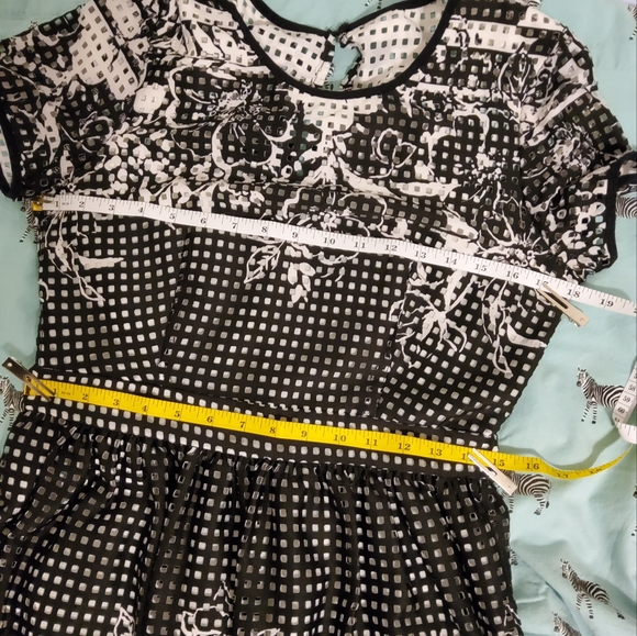 GABBY SKYE BLACK/WHITE FLORAL SHORT SLEEVE EYELET FIT & FLARE SCOOP NECK  SIZE 8 - Picture 4 of 12